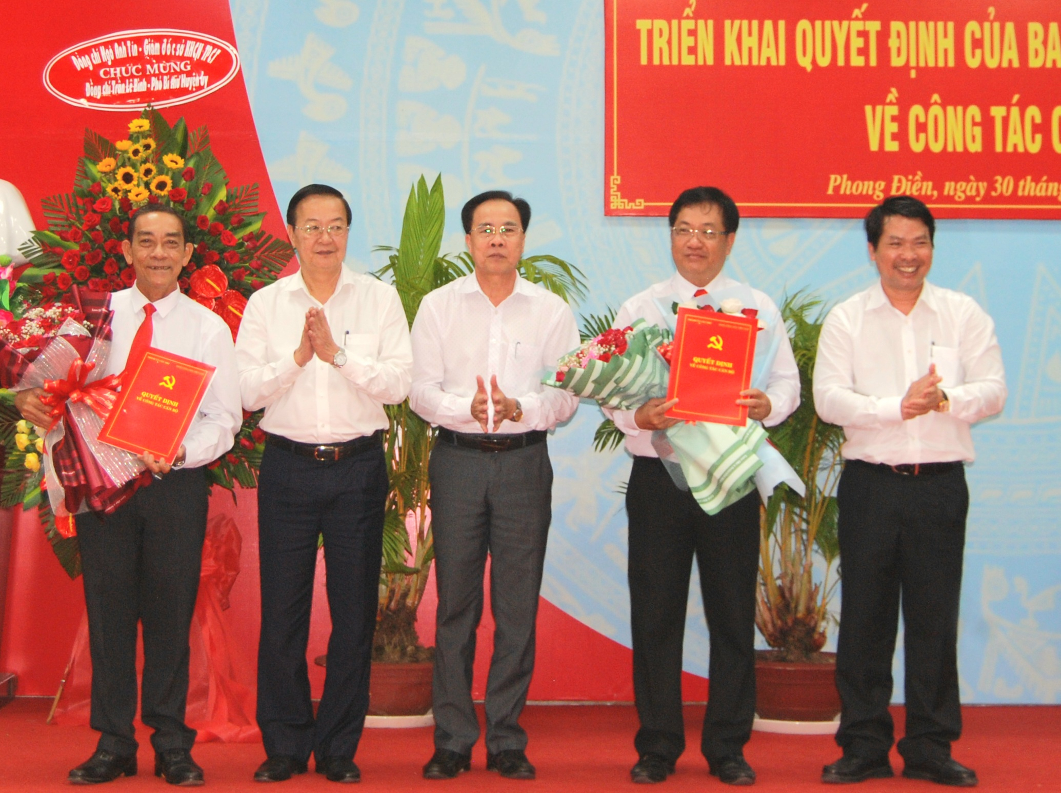 Ông Lê Tấn Thủ - Ủy viên Ban Thường vụ, Trưởng Ban Tổ chức Thành ủy Cần Thơ trao Quyết định của BTV Thành ủy về việc điều động, bổ nhiệm cán bộ Huyện Phong Điền.