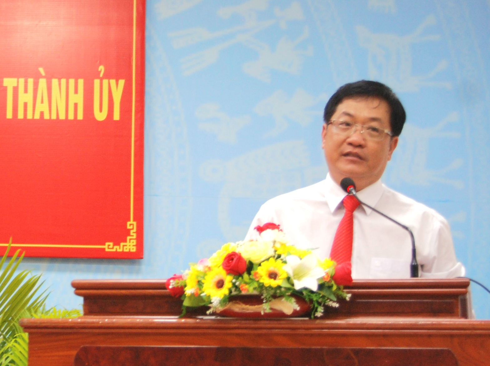 Ông Trần Lê Bình - Phó Bí thư Huyện ủy Phong Điền phát biểu nhận nhiệm vụ mới.