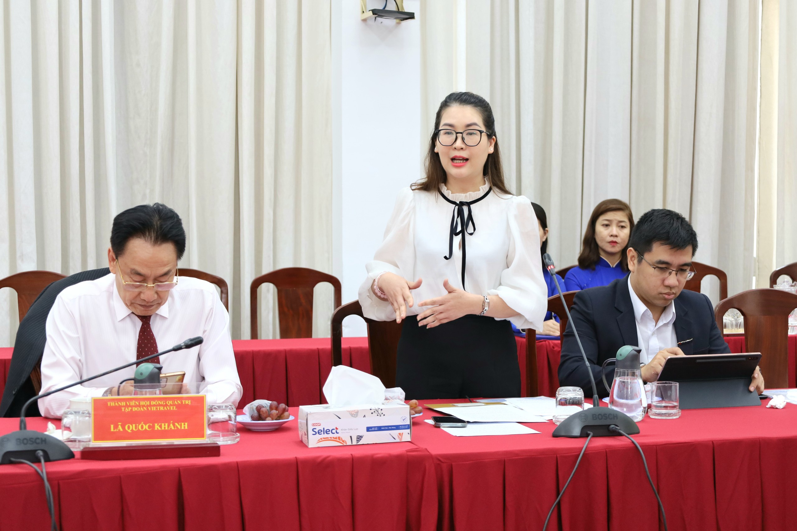 Bà Tạ Thị Tú Uyên - Giám đốc Ban Sản phẩm Dịch vụ Công ty Du lịch Vietravel phát biểu đóng góp về sản phẩm Du lịch Cần Thơ.