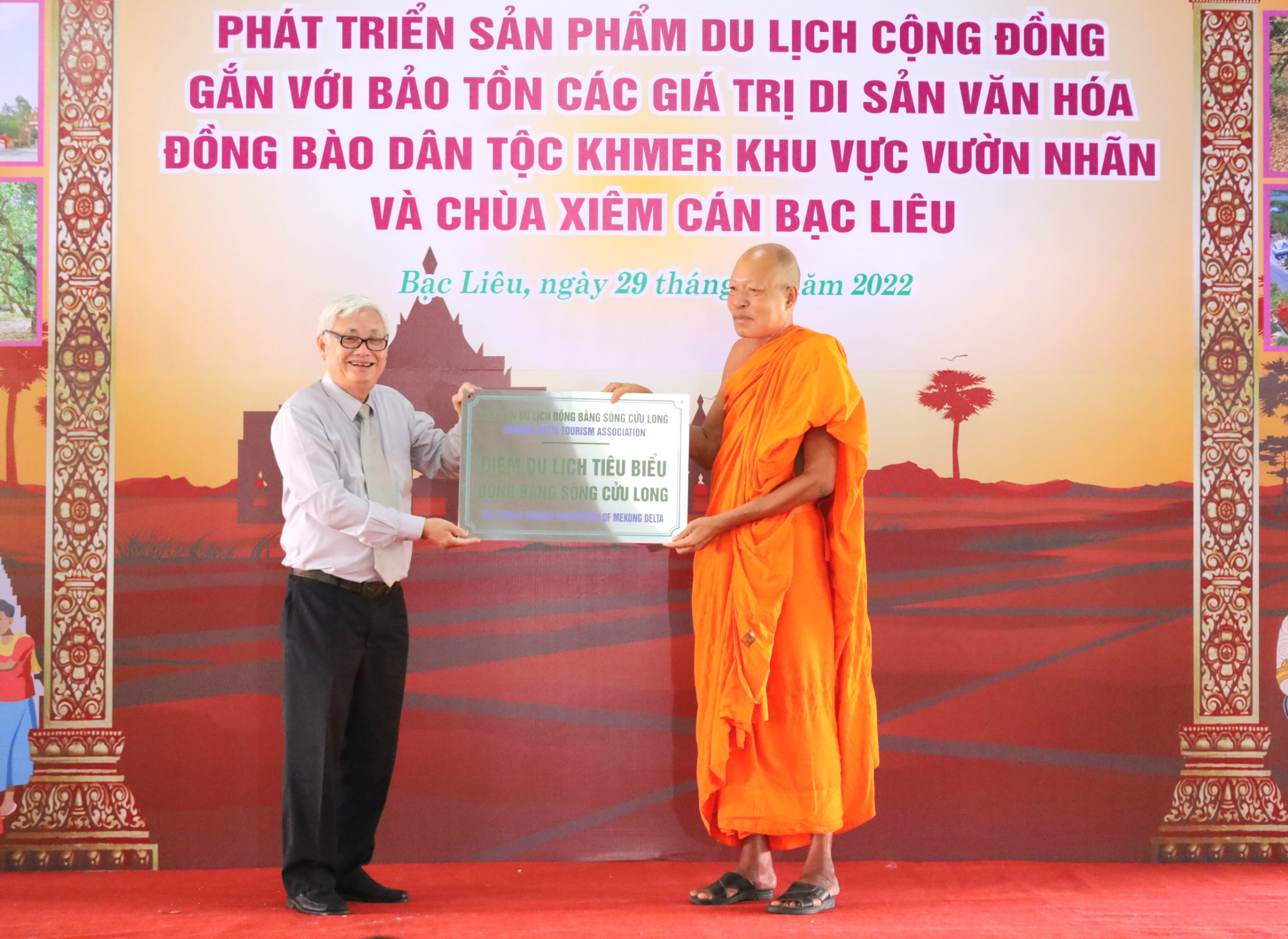 Ông Lê Thanh Phong - Phó Chủ tịch thường trực Hiệp hội Du lịch ĐBSCL trao bảng công nhận Điểm Du lịch tiêu biểu ĐBSCL cho Thượng tọa Dương Quân - Trụ trì Chùa Wotkomphisakoprekchru (chùa Xiêm Cán), tỉnh Bạc Liêu.