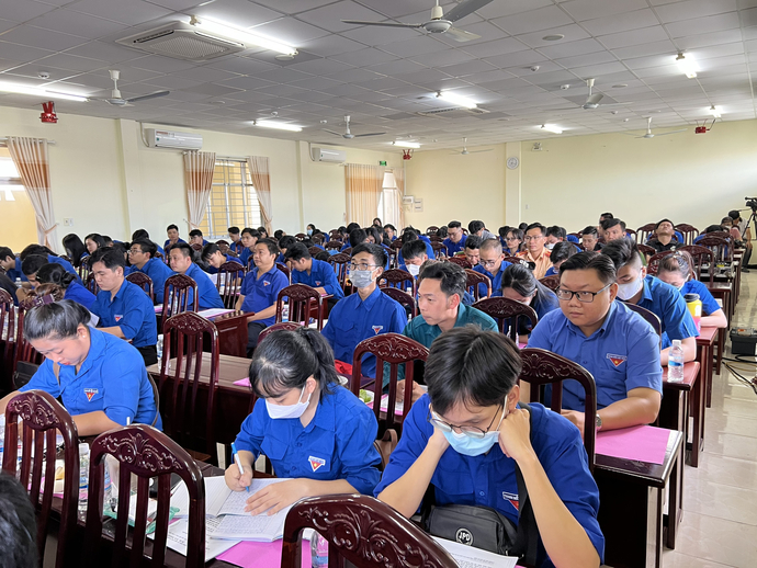 Chương trình thu hút rất đông các bạn đoàn viên thanh niên trên địa bàn đến tham dự.