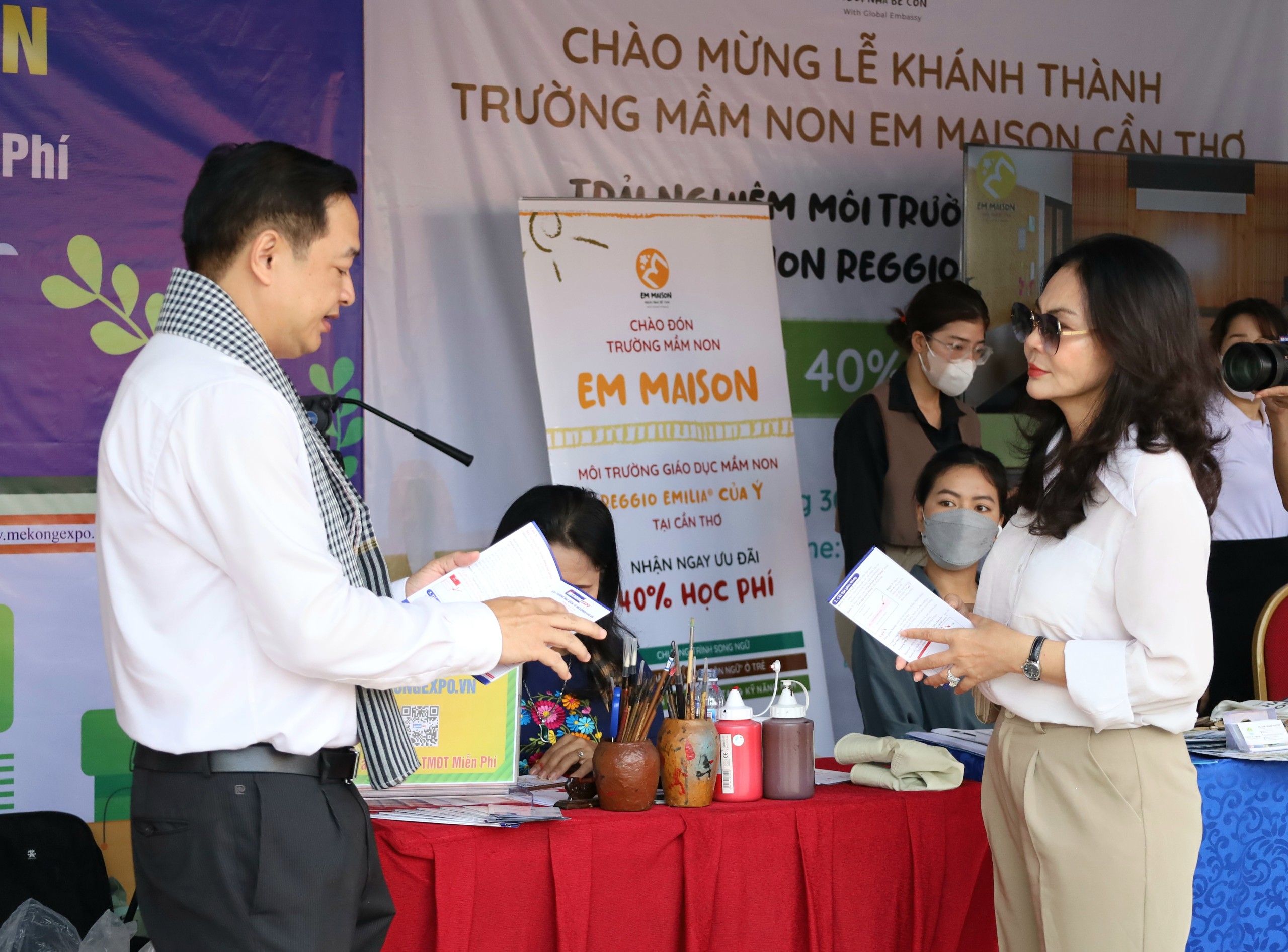 Ông Nguyễn Thanh Thống – Tổng Giám đốc Công ty TNHH Truyền thông số Mekongexpo, Phó Chủ tịch Hội Doanh nhân trẻ TP. Cần Thơ tư vấn hỗ trợ doanh nghiệp.