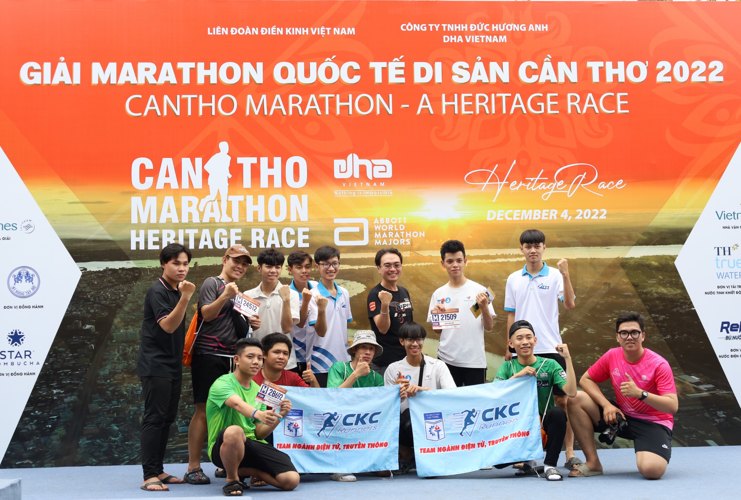 Marathon không chỉ là môn thể thao rèn luyện sức khỏe, mà còn thể hiện tinh thần đoàn kết, chia sẻ hỗ trợ nhau giữa bạn bè, các thành viên trong gia đình và cả những người tham gia dù chỉ mới gặp nhau trên đường chạy.