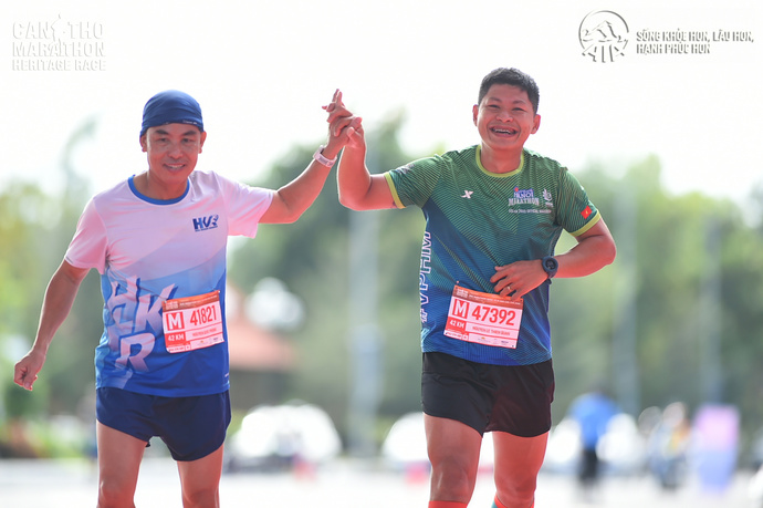 Ảnh: Niềm vui của các runner khi cùng nhau về đích