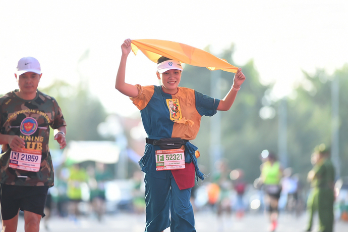 Ảnh: Trương Việt Mỹ - CLB Chạy bộ Cà Mau (CMRC) đang về đích trong giải Marathon Quốc Tế Di Sản Cần Thơ 2022