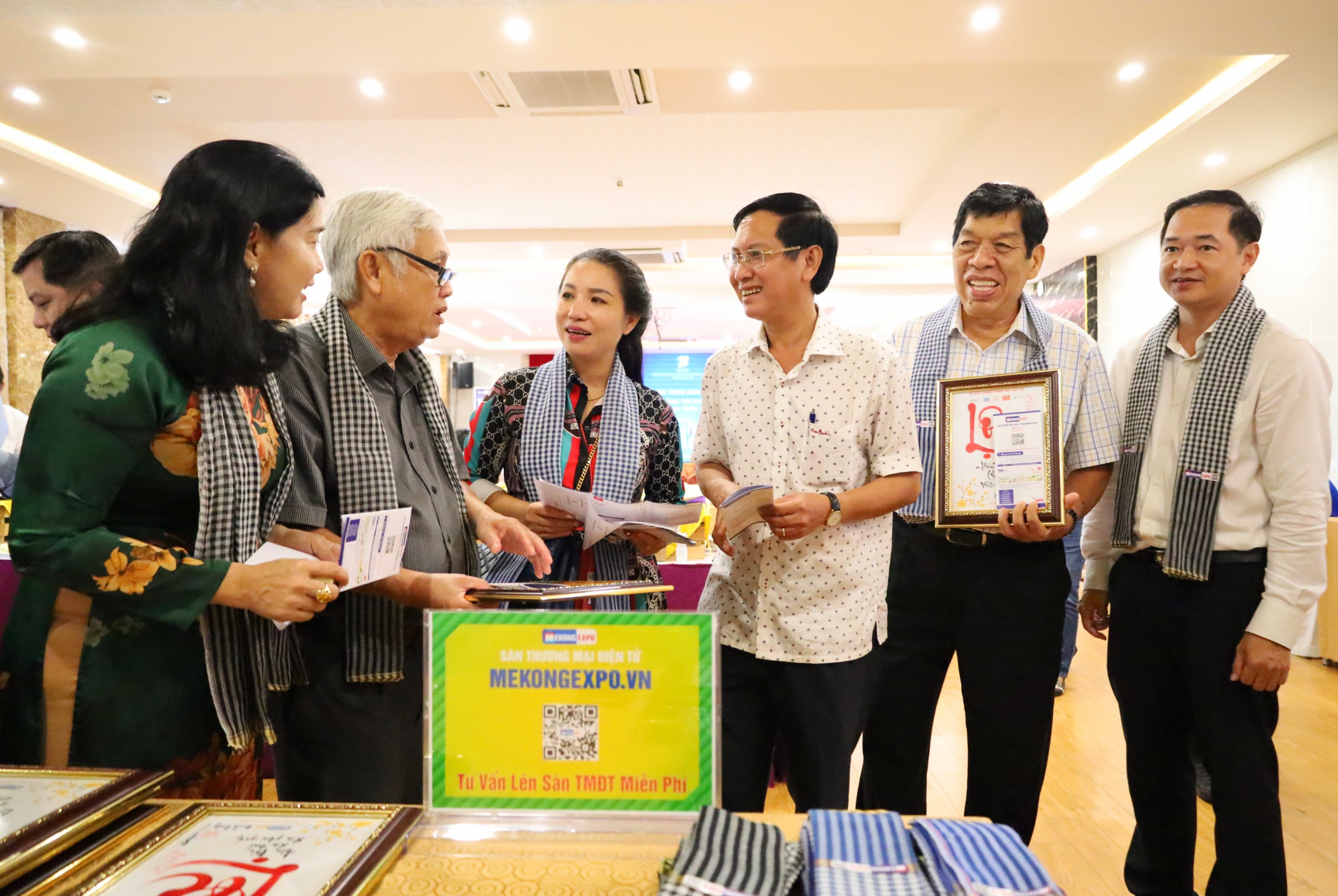 Các đại biểu trao đổi về tính năng hỗ trợ quảng bá sản phẩm du lịch của trang web và phần mềm Mekongexpo.vn.