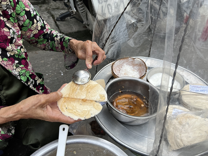 Từng sợi mạch nha được kéo điêu luyện dưới bàn tay của người thợ lành nghề, có mùi thơm nhẹ, vị ngọt thanh, bùi nhưng không ngấy.