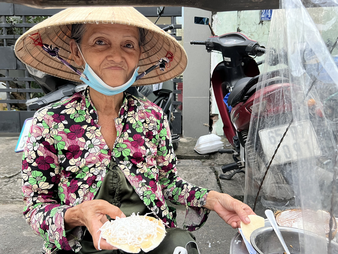 Cô Hồng cùng gánh kẹo tuổi thơ của bao thế hệ người dân Cần Thơ.