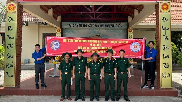 Phó Giáo sư - Tiến sĩ Lê Thành Tài cùng Hội Cựu chiến binh Đại học Y dược Cần Thơ về nguồn thăm lại chiến trường xưa, nhà tù và nghĩa trang Phú Quốc.