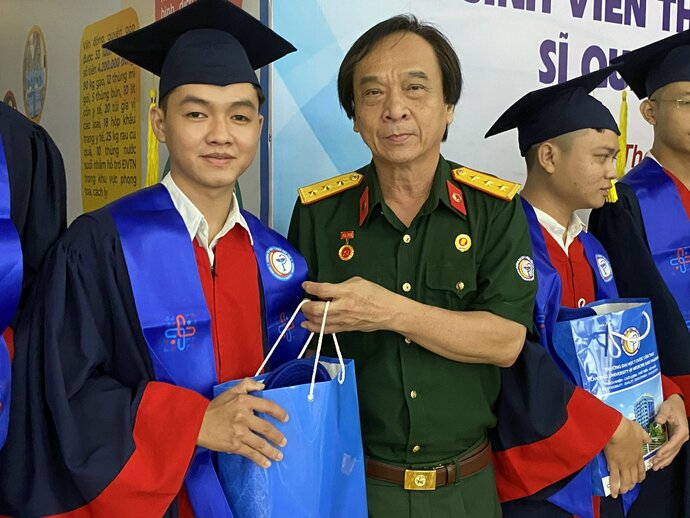 Phó Giáo sư - Tiến sĩ Lê Thành Tài được các sinh viên yêu thích vì sự tận tâm với nghề của mình.