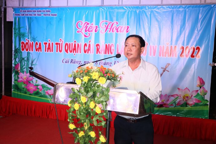 Ông Bùi Thanh Tuấn - Phó Giám đốc Trung Tâm Văn hóa - Thể thao và Truyền thanh quận Cái Răng phát biểu tại buổi 'Liên hoan đờn ca tài tử quận Cái Răng lần thứ IV năm 2022'.