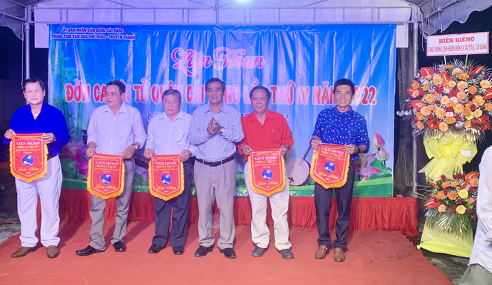 Ông Đặng Ngọc Nhẫn - Giám đốc Trung Tâm Văn hóa - Thể thao và Truyền thanh quận Cái Răng trao cờ lưu niệm cho đại diện các đơn vị tham gia biểu diễn.