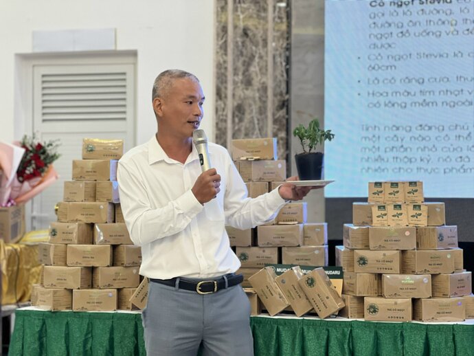 Ông Lê Văn Tú - thành viên HĐQT, Phó Tổng Giám đốc Công ty cổ phần TNB Việt Nam giới thiệu về quy trình nuôi cấy dược liệu cỏ ngọt theo hướng hữu cơ sạch, không sử dụng phân bón hoá học và thuốc trừ sâu.