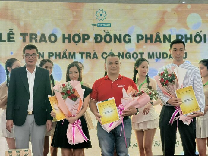 Ông Nguyễn Văn Quẫn - Tổng Giám đốc Công ty cổ phần TNB Việt Nam thực hiện nghi thức ký kết trao đổi hợp đồng tại Lễ Trao hợp đồng phân phối sản phẩm Mudaru cho 3 nhà phân phối đầu tiên đặt đơn hàng trà cỏ ngọt.