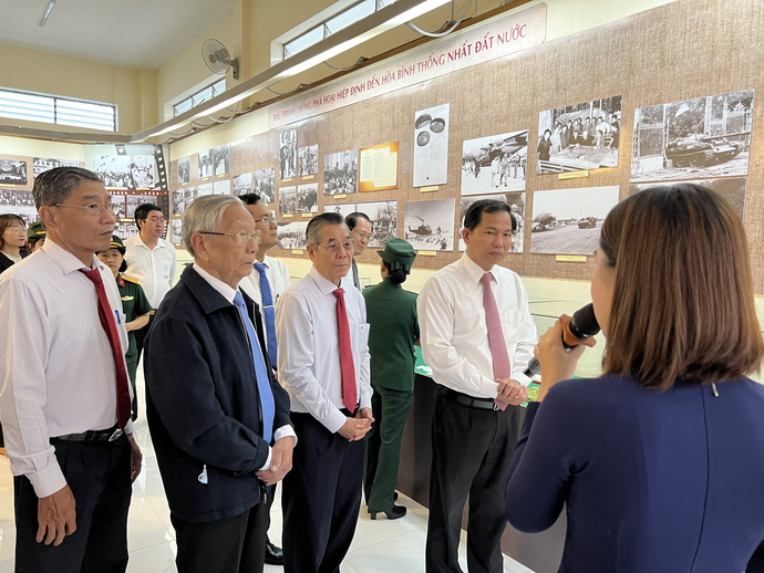 Lãnh đạo tham quan Trưng bày chuyên đề “Hiệp định Paris về Việt Nam – Cánh cửa đến hòa bình”