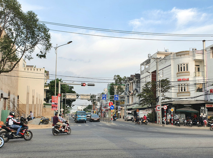 Ban Quản lý dự án ODA kiến nghị UBND TP chỉ đạo Trung Tâm phát triển quỹ đất TP Cần Thơ, UBND quận Bình Thủy, UBND quận Ninh Kiều đẩy nhanh tiến độ công tác giải phóng mặt bằng giải quyết dứt điểm các hộ bị ảnh hưởng giải phóng mặt bằng còn lại và sớm bàn giao mặt bằng cho nhà thầu thi công. (Ảnh: Trung Phạm)