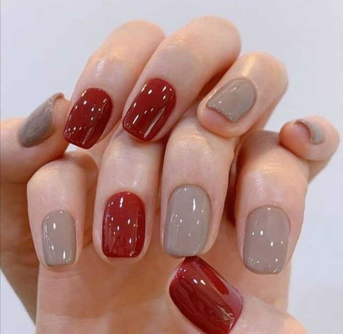 Bộ nail với 2 màu chủ đạo đỏ ghi dành cho bạn nào yêu thích sự đơn giản.