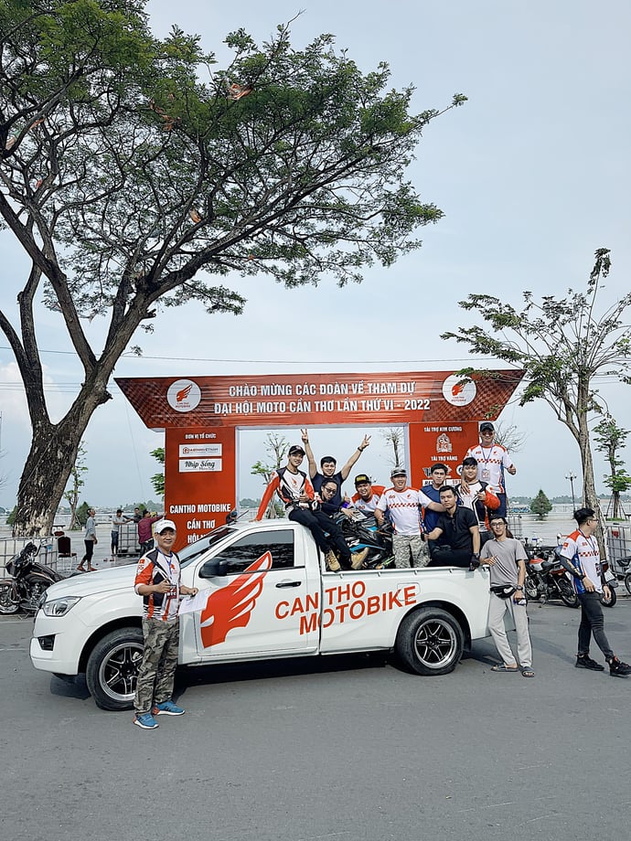 Rất nhiều anh em trong câu lạc bộ Moto đến từ khắp các tỉnh thành đã tụ về trung tâm TP Cần Thơ để check-in trước cổng chào ngày hội.