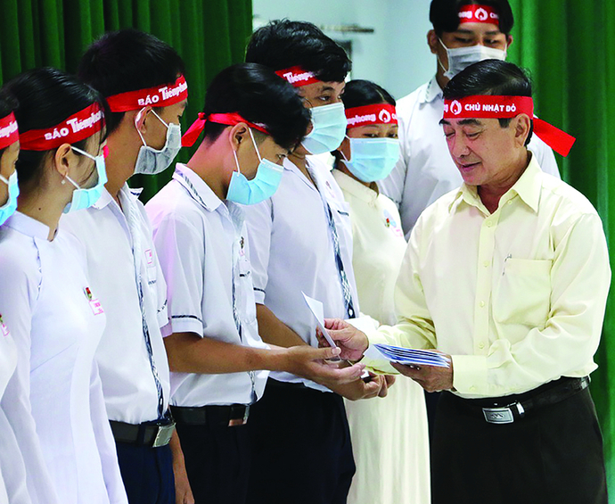 Ông Lê Văn Khanh - Chủ tịch Công ty TNHH MTV XSKT Sóc Trăng trao học bổng cho học sinh nghèo vượt khó tại huyện Châu Thành, tỉnh Sóc Trăng.