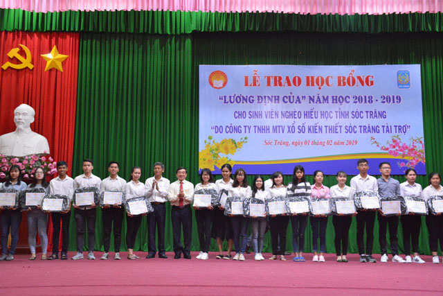 Ông Lê Văn Khanh cùng lãnh đạo tỉnh Sóc Trăng trao học bổng cho sinh viên nghèo hiếu học.