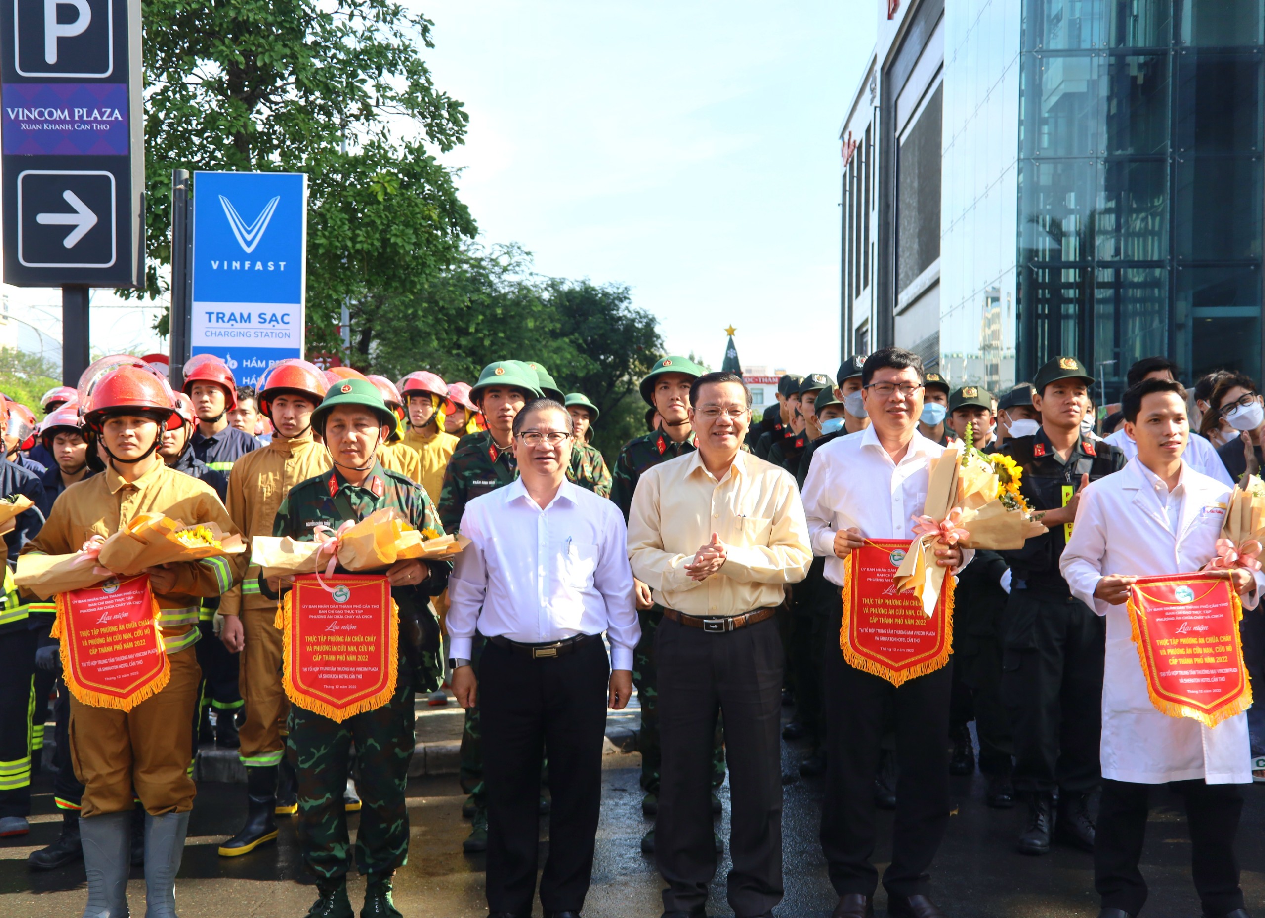 Ông Trần Việt Trường - Phó Bí thư Thành ủy, Chủ tịch UBND TP. Cần Thơ và ông Nguyễn Thành Đông - Phó Chủ tịch HĐND TP. Cần Thơ tặng cờ, hoa cho các lực lượng tham gia thực tập.