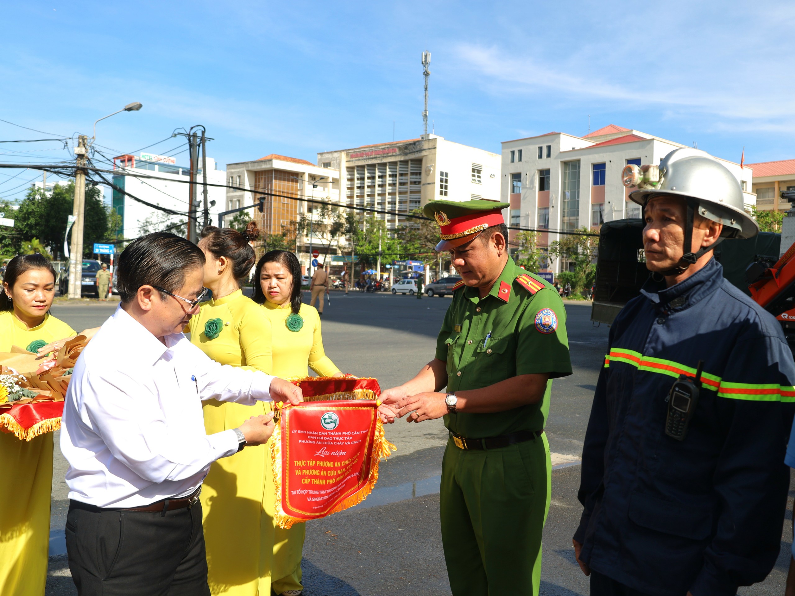 Ông Trần Việt Trường - Phó Bí thư Thành ủy, Chủ tịch UBND TP. Cần Thơ tặng cờ, hoa cho các lực lượng tham gia thực tập.