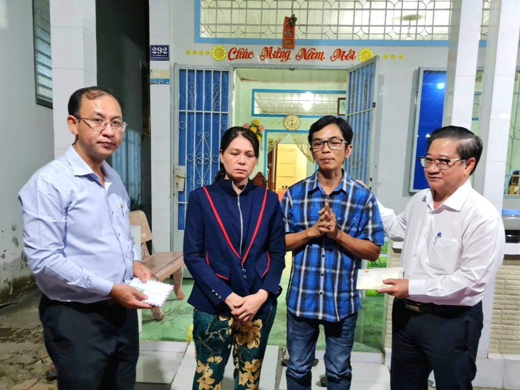 Ông Trần Việt Trường - Phó Bí thư Thành uỷ, Chủ tịch UBND TP. Cần Thơ (bìa phải) trao tiền hỗ trợ gia đình.