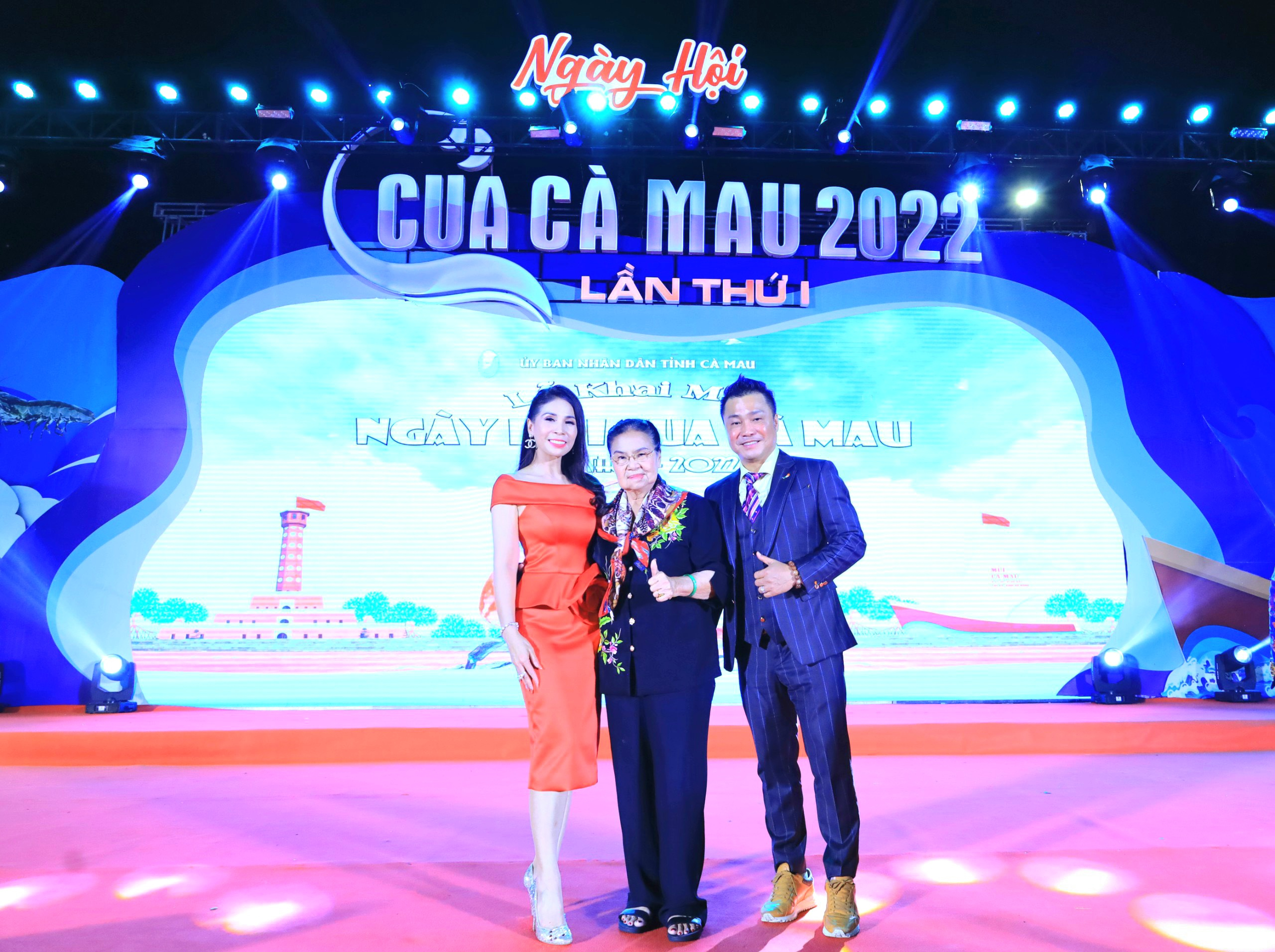 Gia đình diễn viên, ca sĩ Lý Hùng và Lý Hương cùng nhau tham dự Ngày hội Cua Cà Mau năm 2022.