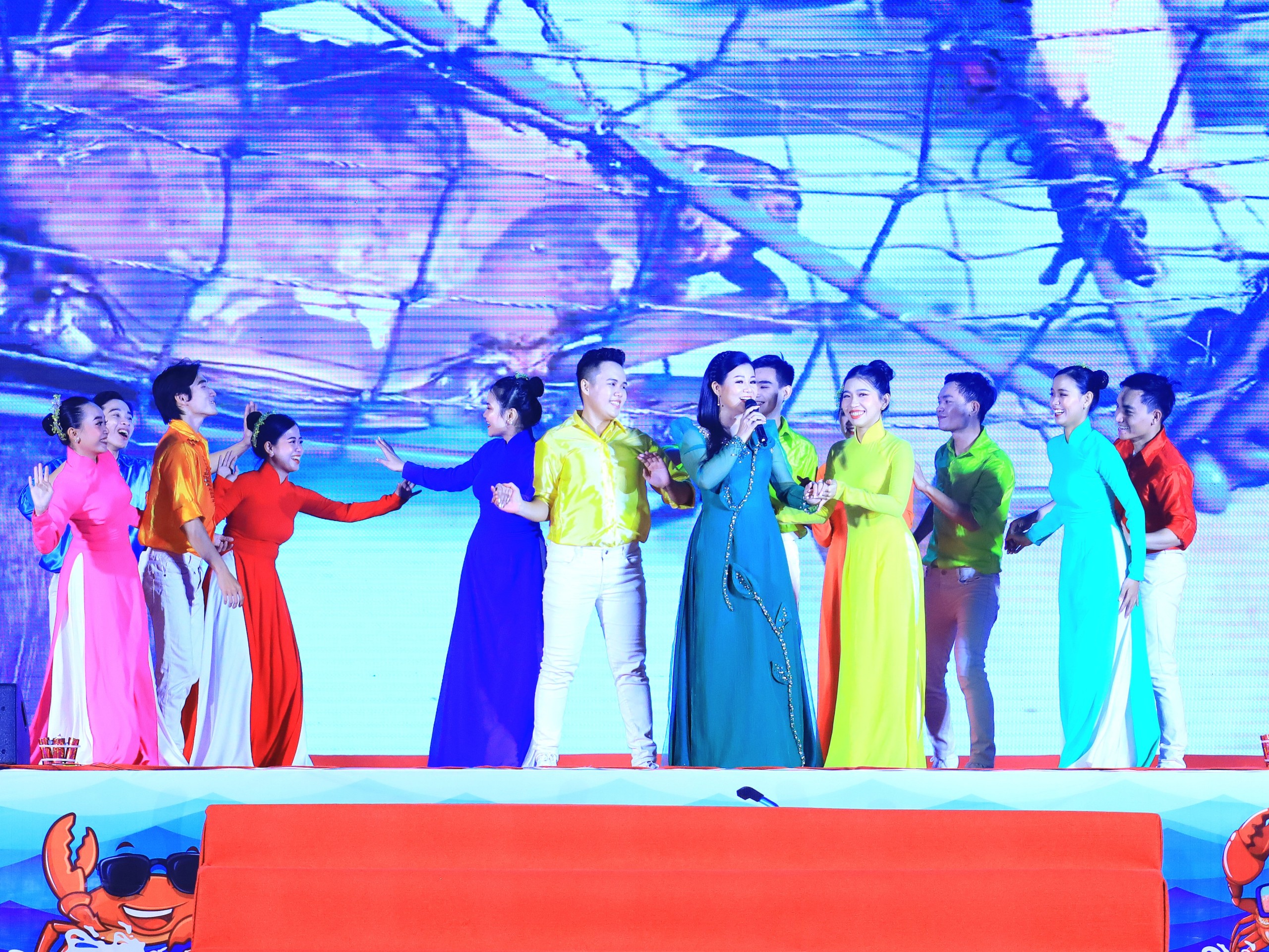 Ca sĩ Dương Hồng Loan biểu diễn tại lễ khai mạc.