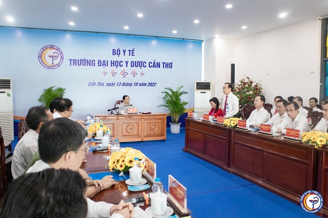 Thủ tướng Chính phủ Phạm Minh Chính ghi nhận, biểu dương những thành tựu của cán bộ, nhân viên, y bác sĩ Trường Đại học Y dược Cần Thơ trong suốt thời gian qua tại buổi làm việc ngày 13/10/2022. (Ảnh: CTUMP.EDU)