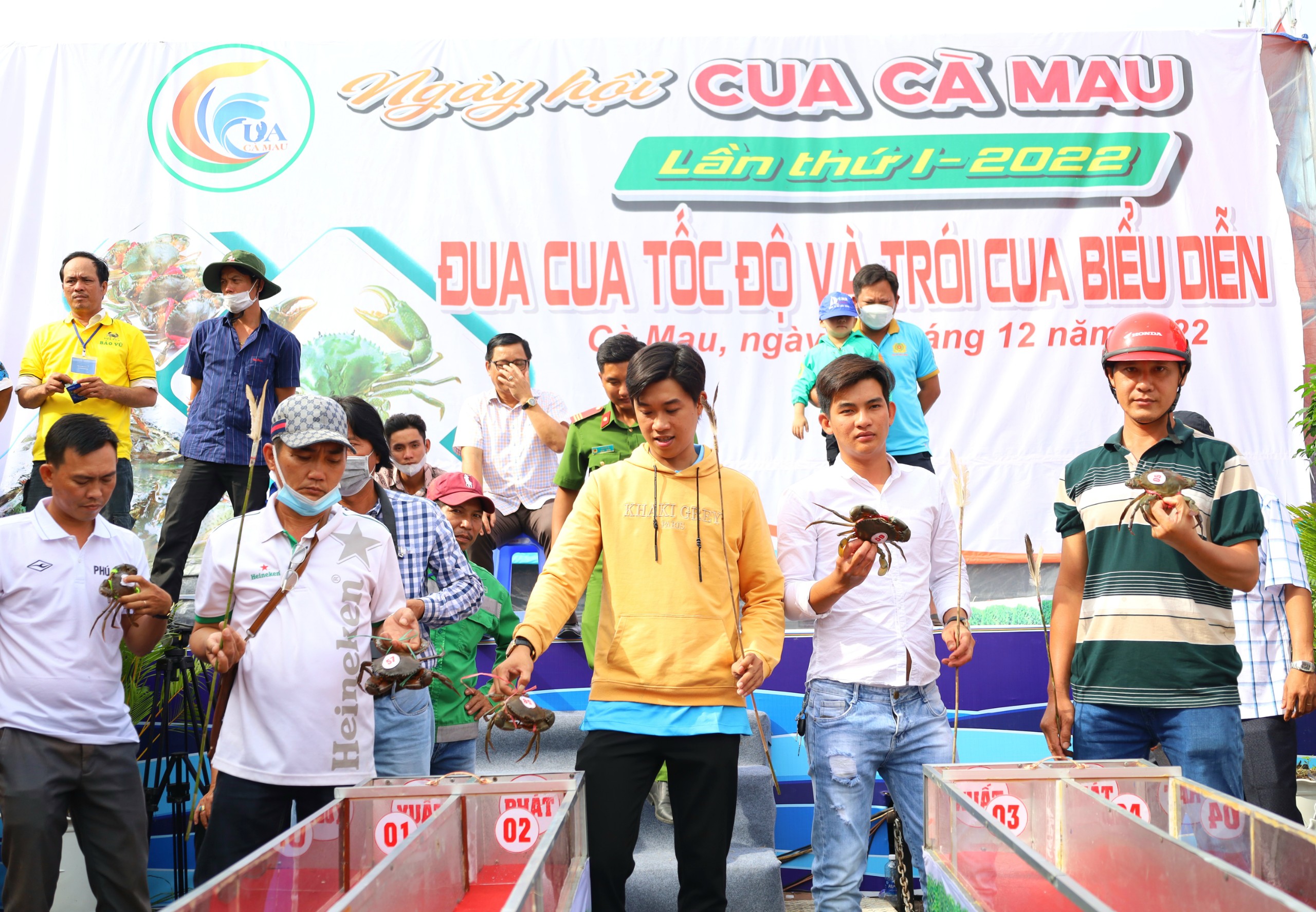 Có 270 'tay đua' cua biển tham gia tranh tài đua cua tốc độ với sự cổ vũ nhiệt tình của khán giả.