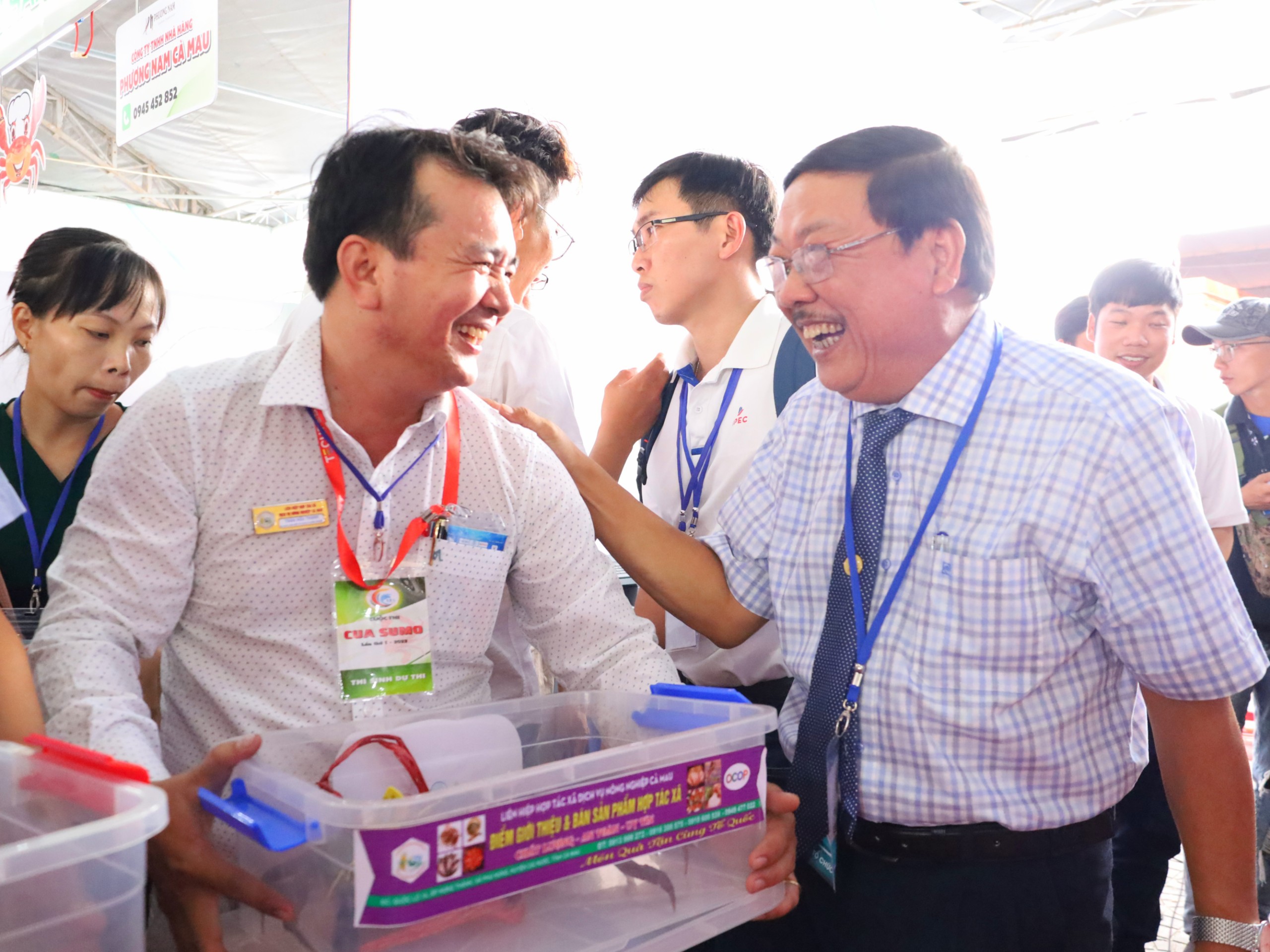 Ông Trần Hiếu Hùng – TUV, Giám đốc Sở Văn hóa, Thể thao và Du lịch tỉnh Cà Mau trò chuyện với các đơn vị dự thi.
