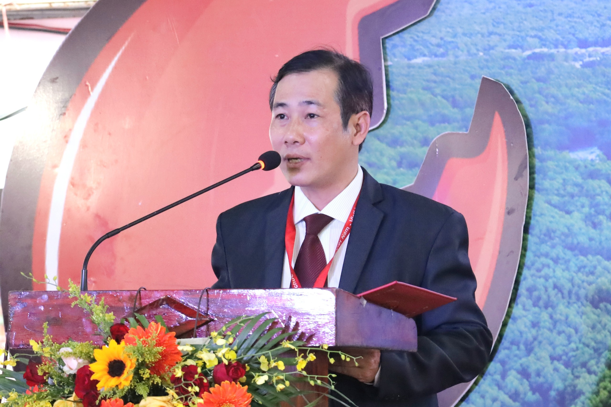 Ông Dương Duy Lâm Viên - Tổng thư ký TW Hội Kỷ lục gia Việt Nam, Viện trưởng Viện Kỷ lục Việt Nam (VietKings) công bố thư ủy quyền của Tổ chức Kỷ lục Châu Á.