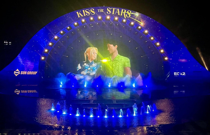 Kiss The Stars kể cho du khách câu chuyện tình yêu, qua ngôn ngữ của nghệ thuật trình diễn đa phương tiện hiện đại.