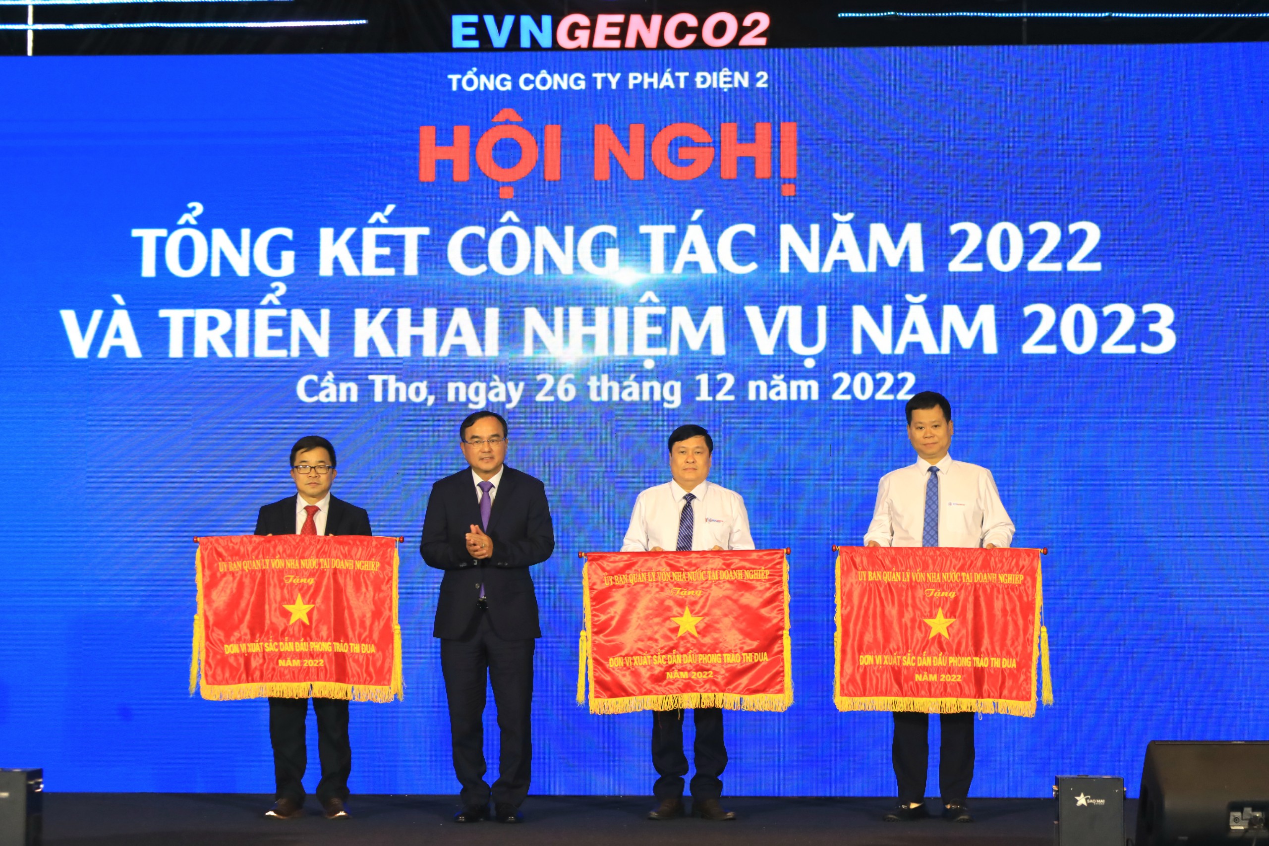 03 tập thể của EVNGENCO2 vinh dự đón nhận cờ thi đua của Uỷ ban Quản lý vốn Nhà nước.