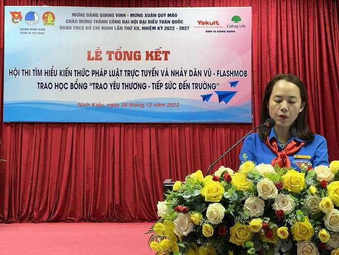 Chị Phạm Thái Thu - Phó Bí Thư Quận Đoàn đại diện BTC nêu nhận xét và đánh giá các phần thi.