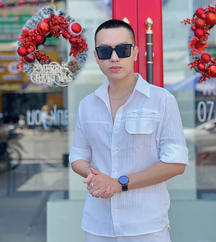 Chân dung Giám đốc Công Ty TNHH MTV Tổ Chức Biểu Diễn Và Dàn Dựng Nghệ Thuật Lee Lee - Huỳnh Trung, người quyết tâm mang vũ đoàn Lee Lee trở thành một doanh nghiệp hoạt động nghệ thuật chuyên nghiệp.