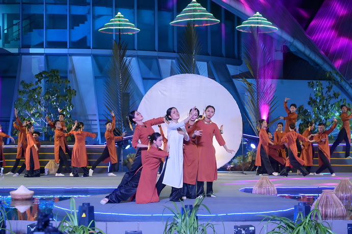 Diễn viên Quỳnh Hoa (vũ đoàn Lee Lee) xúc cảm trong tác phẩm múa 'Dạ cổ Hoài Lang' nhân kỉ niệm 100 năm ra đời bảng Dạ cổ Hoài Lang.