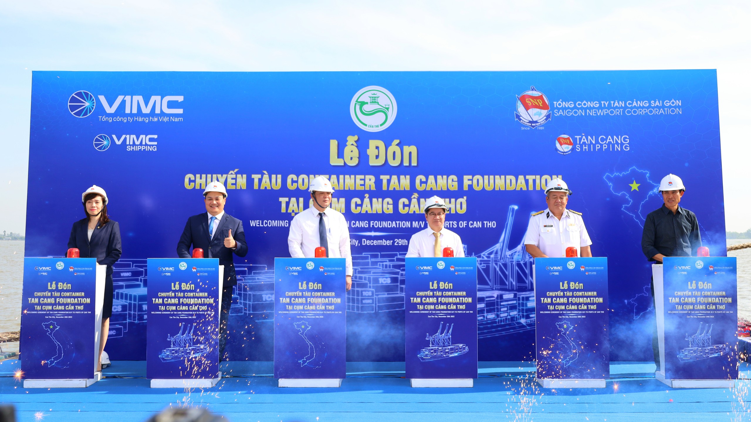 Các đại biểu thực hiện nghi thức bấm nút khởi động chuyến tàu Container Tan Cang Foundation.