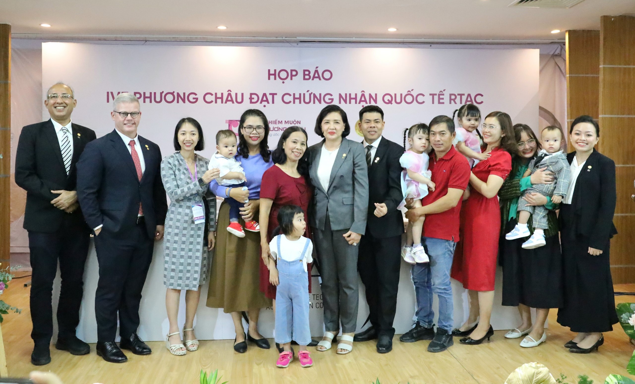 Lãnh đạo Bệnh viện quốc tế Phương Châu chụp hình lưu niệm cùng các gia đình có em bé chào đời bằng phương pháp thụ tinh trong ống nghiệm.