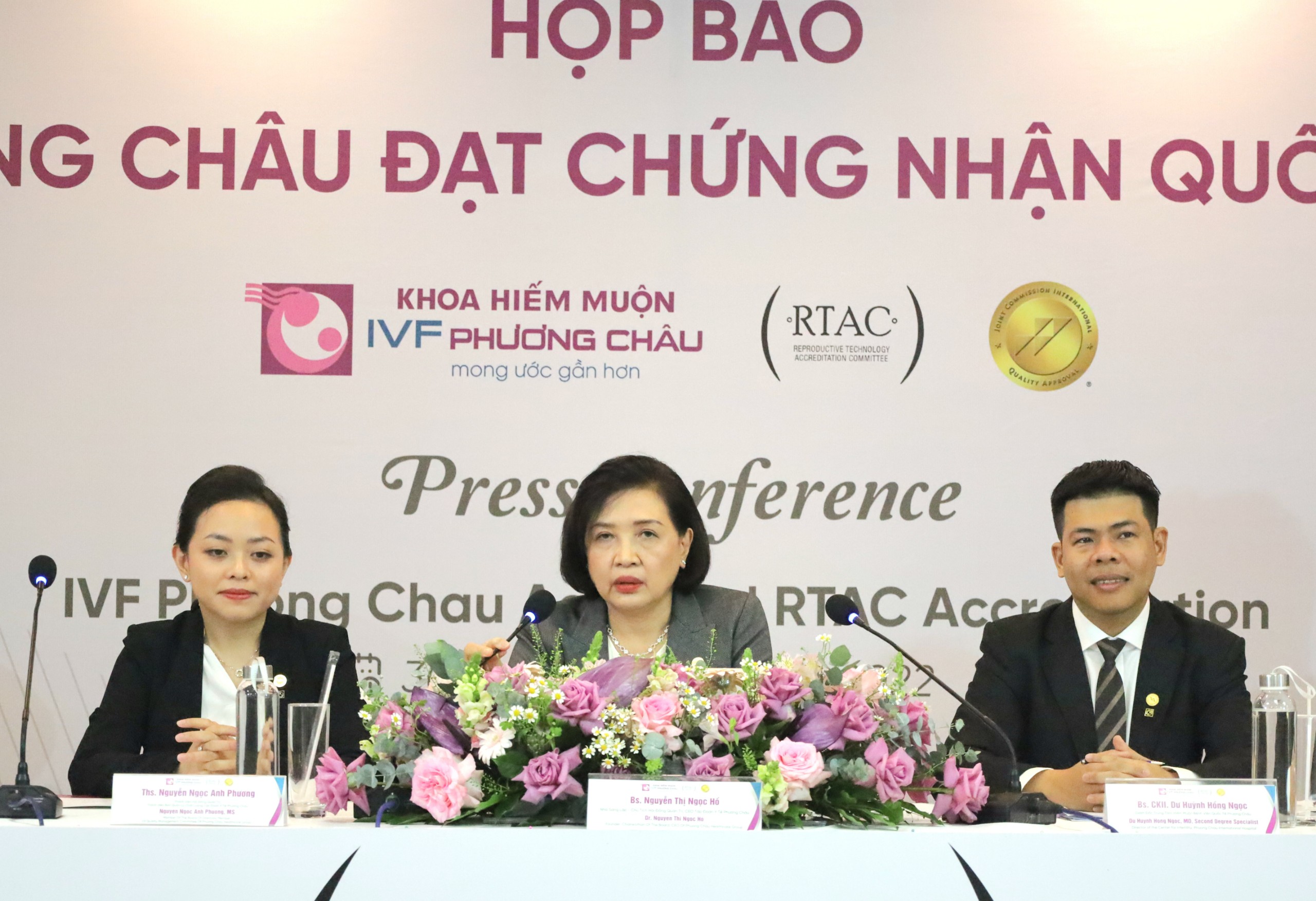 Bác sĩ Nguyễn Thị Ngọc Hồ - Chủ tịch HĐQT kiêm Tổng Giám đốc bệnh viện quốc tế Phương Châu (ngồi giữa) phát biểu tại buổi họp báo.