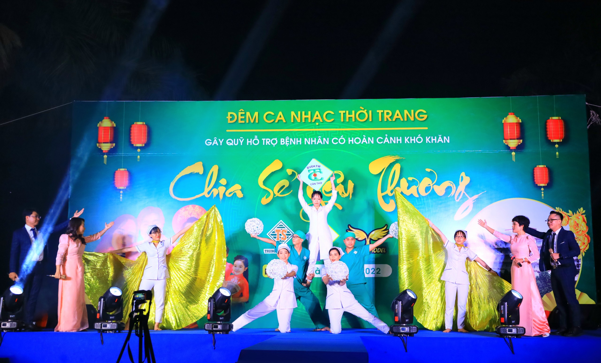 Các y bác sĩ, nhân viên y tế Bệnh viện Đa khoa trung ương Cần Thơ tham gia chương trình.