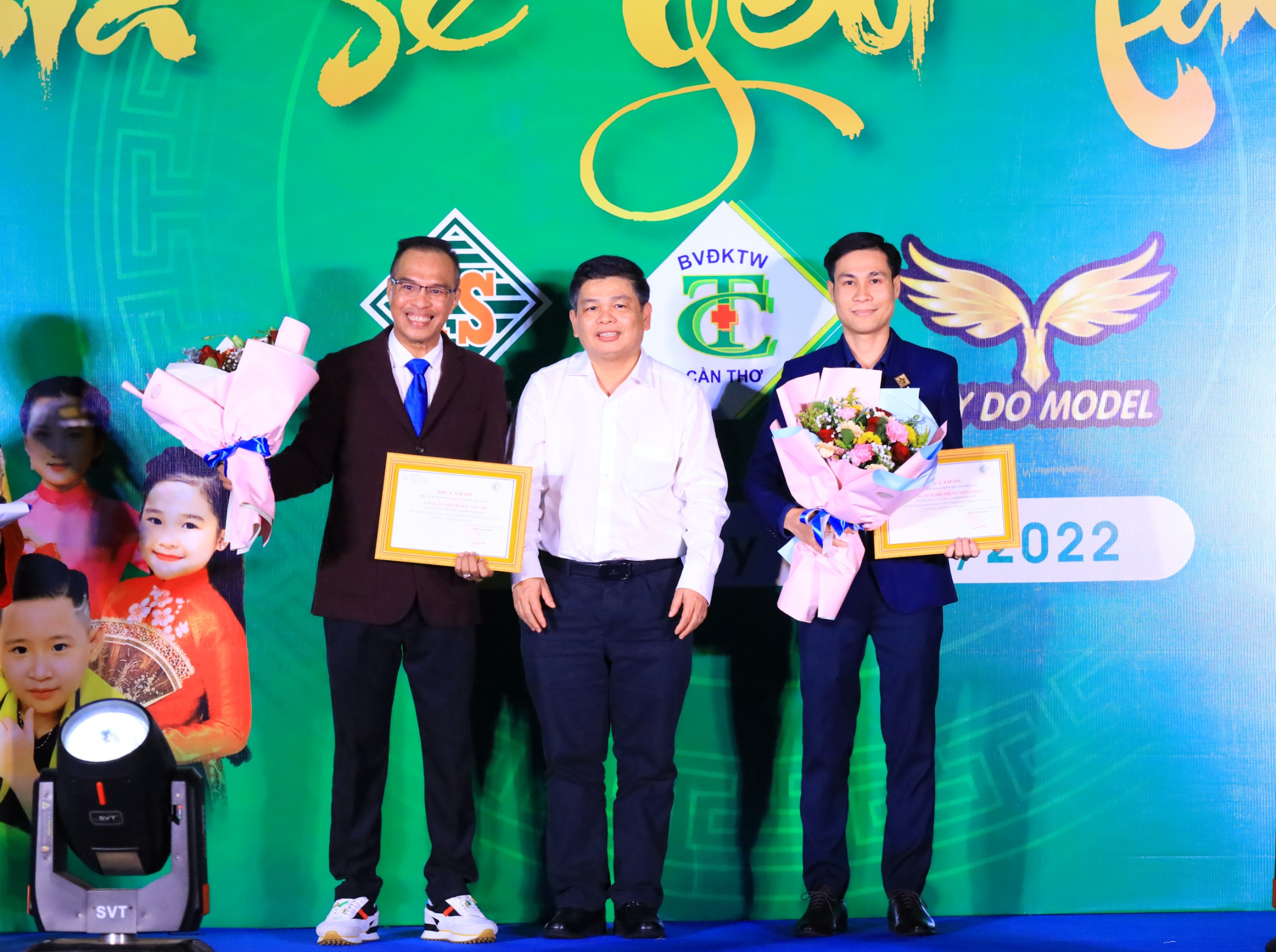 BS.CK2 Phạm Thanh Phong – Phó Giám đốc Bệnh viện Đa khoa trung ương Cần Thơ tặng hoa cho các đơn vị phối hợp tổ chức chương trình.