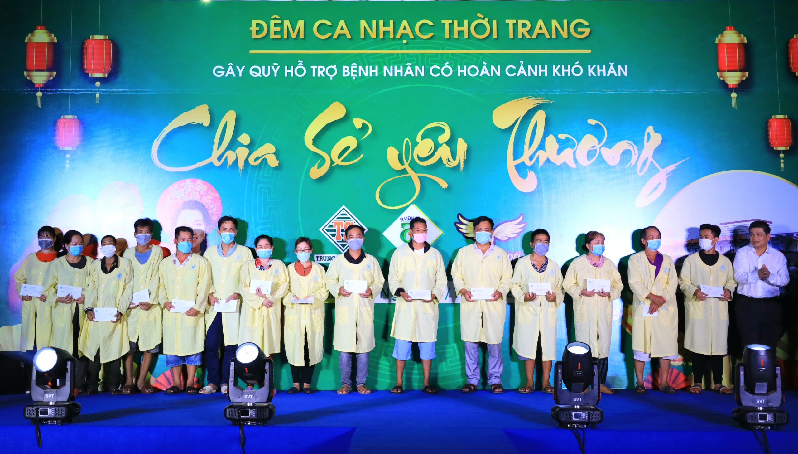 BS.CK2 Phạm Thanh Phong – Phó Giám đốc Bệnh viện Đa khoa trung ương Cần Thơ trao quà cho các bệnh nhân.
