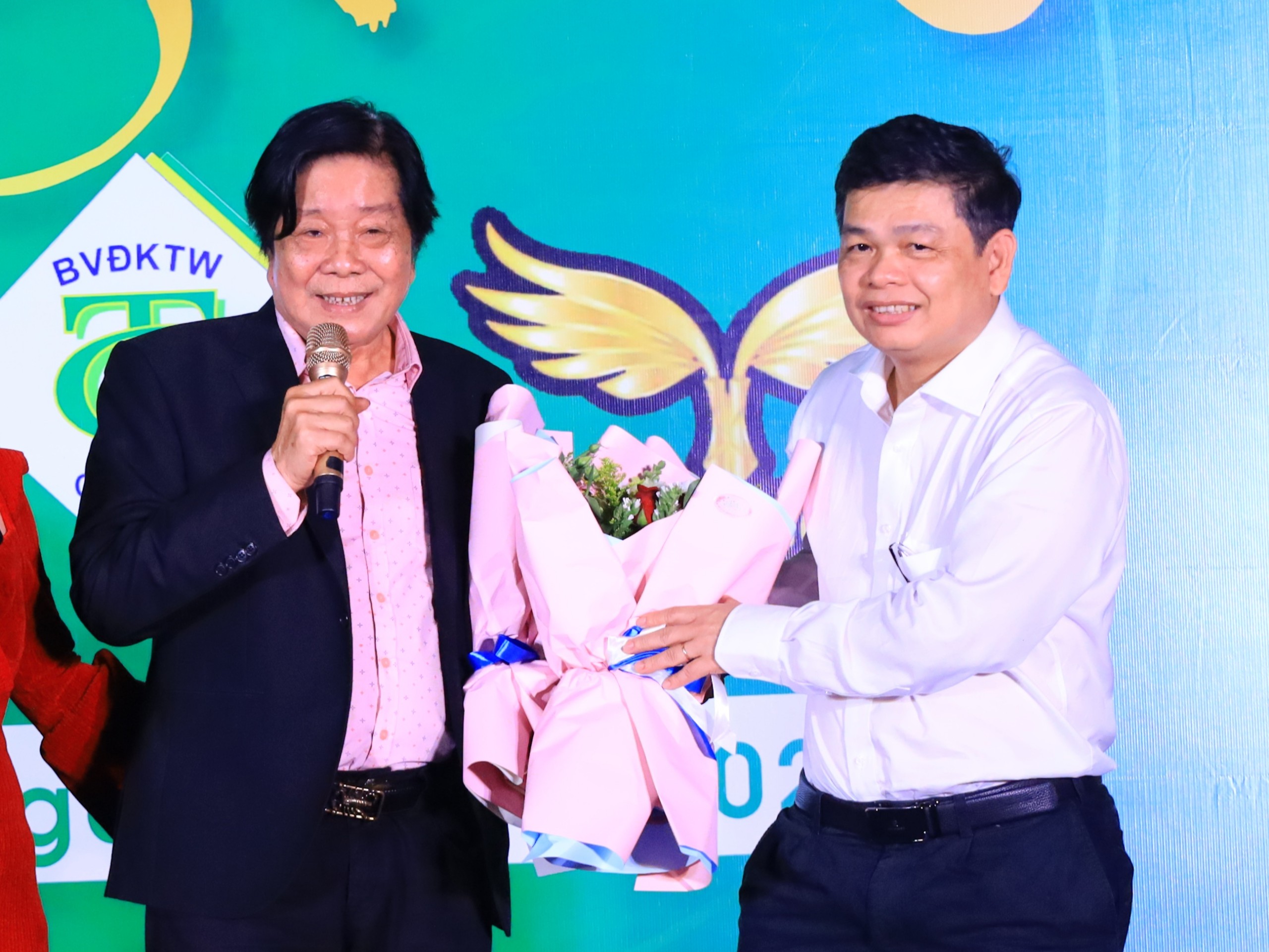 BS.CK2 Phạm Thanh Phong – Phó Giám đốc Bệnh viện Đa khoa trung ương Cần Thơ tặng hoa cho NSND Trọng Hữu.
