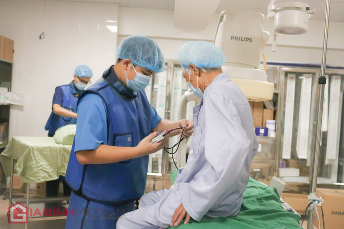 Điều dưỡng Đại đang chăm sóc bệnh nhân.
