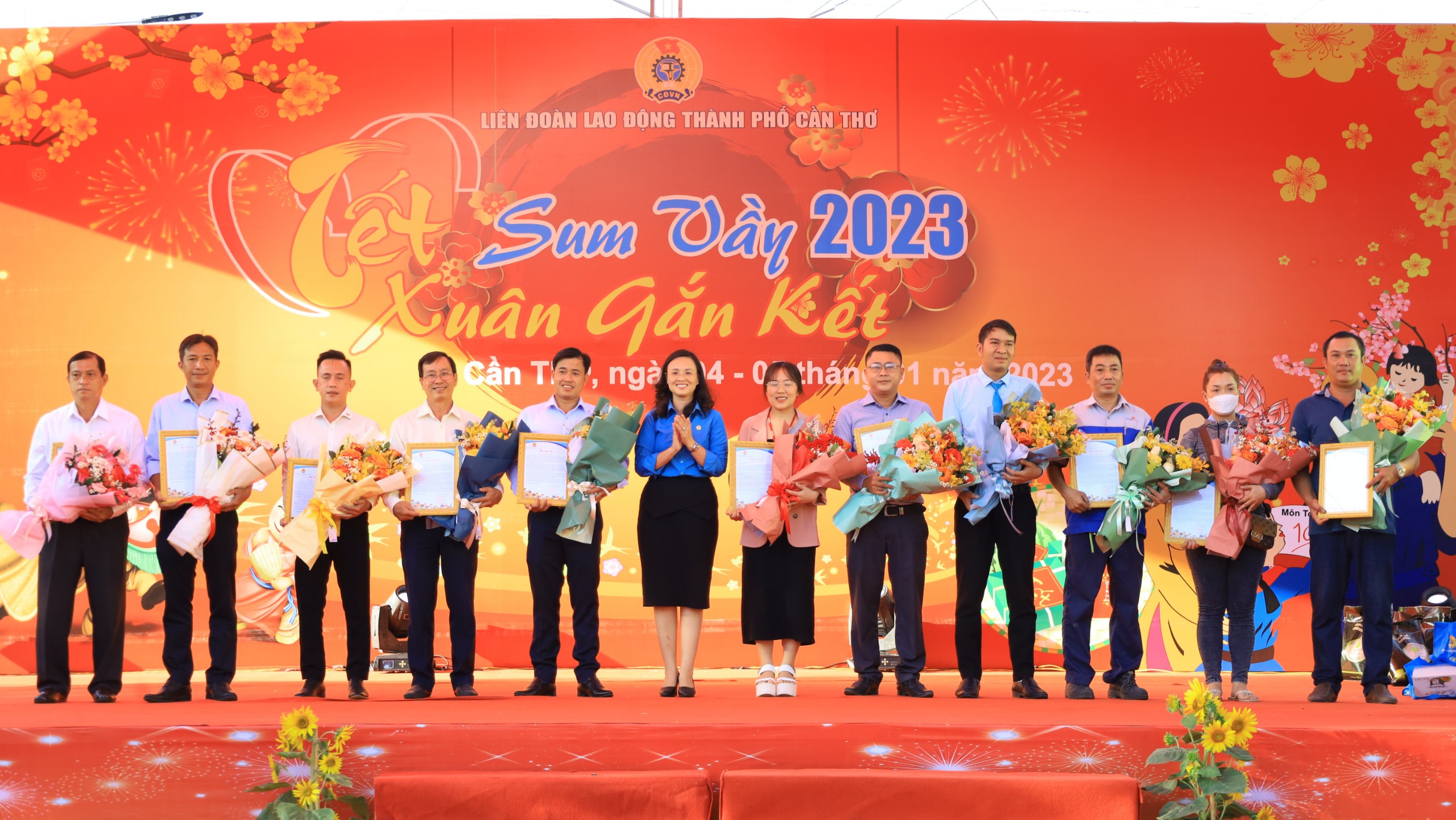 Bà Lê Thị Sương Mai - Chủ tịch Liên đoàn lao động TP. Cần Thơ tặng hoa cho các đơn vị tài trợ, đồng hành cùng chương trình.