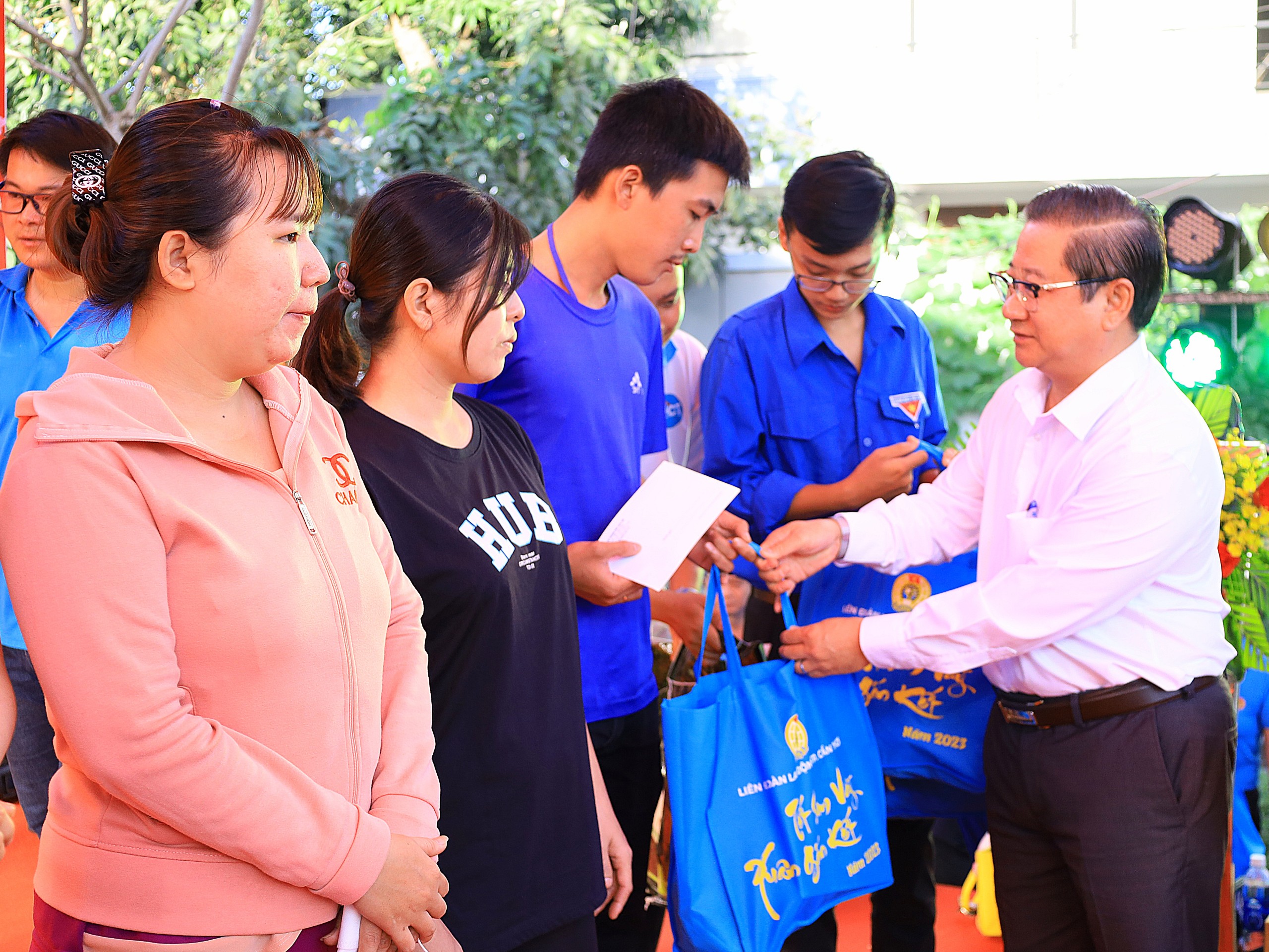 Ông Trần Việt Trường - Phó Bí thư Thành ủy, Chủ tịch UBND TP. Cần Thơ trao quà cho các Đoàn viên, CBCC, CNVCLĐ.