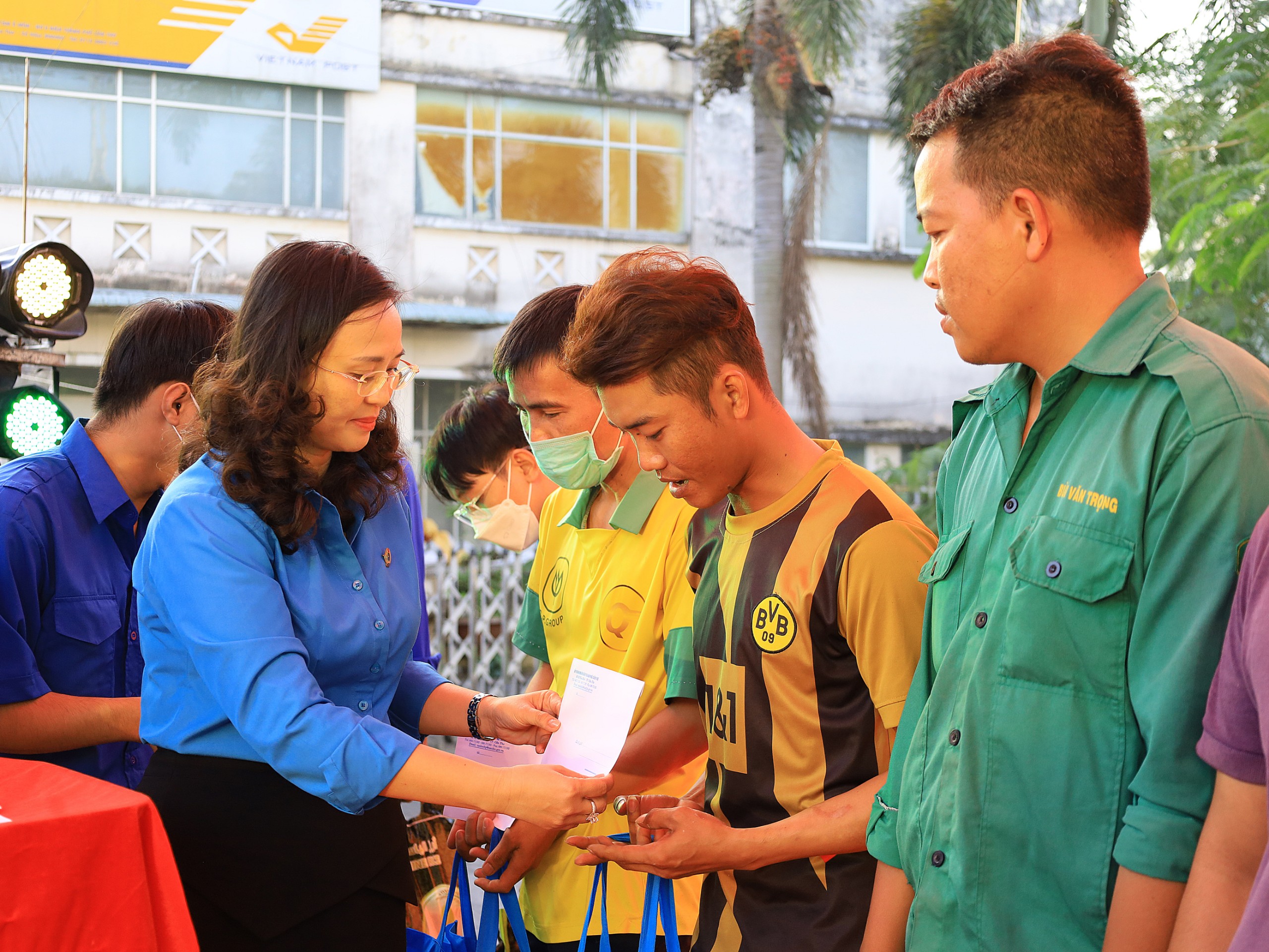 Bà Lê Thị Sương Mai - Chủ tịch Liên đoàn lao động TP. Cần Thơ trao xe cho các Đoàn viên, CBCC, CNVCLĐ.