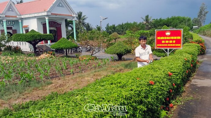 Nhà cửa khang trang, cảnh quan xung quanh nhà xanh - sạch - đẹp, gia đình ông Bộ đi đầu trong phong trào xây dựng xã nông thôn mới.